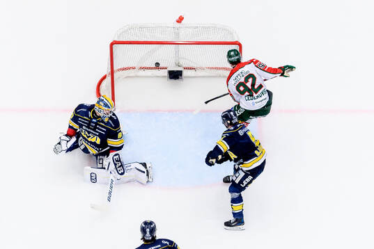 Frölundas Filip Cederqvist gör 1-1 bakom HV71s målvakt