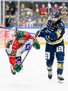 Frölundas Ivar Stenberg och HV71s Sean Day