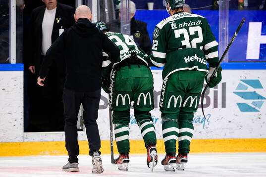 Färjestads Michael Lindqvist har ont och lämnar isen