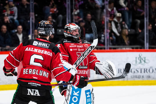 Örebros målvakt Jhonas Enroth jublar vid slutsignalen med