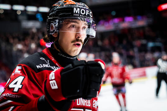 Örebros Hannes Björninen jublar vid 1-1