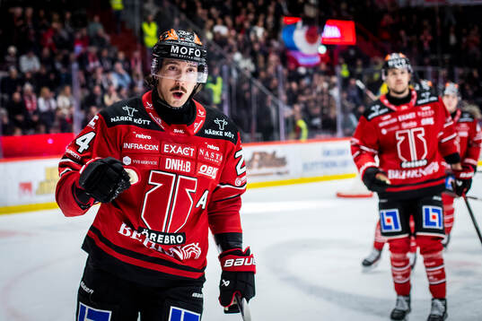 Örebros Hannes Björninen jublar vid 1-1