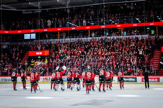 Örebrospelarna jublar med fansen