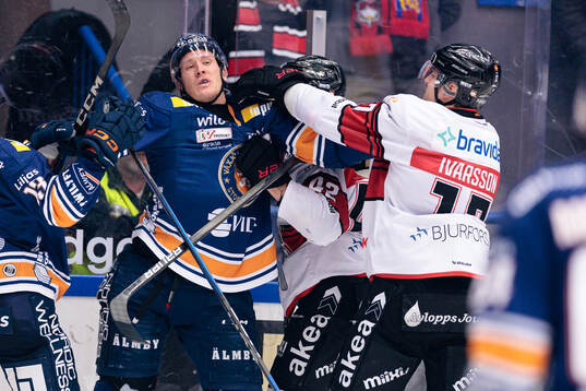 Växjös Emil Sylvegård och Malmö Redhawks Johan Ivarsson