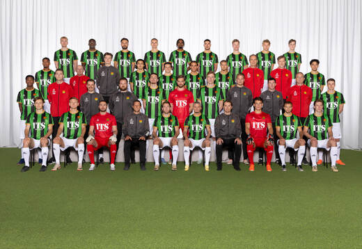  Robin Wendin Thomasson, Ibrahim Diabate, Edvin Becirovic, Lucas Hedlund, Harun Ibrahim, William Milovanovic, Filip Gustafsson Rasmus Niklasson Petrovic, Daniel Bengtsson. 3:e ledet från vänster: Chovanie Amatkarijo, materialförvaltare Jerry Asa, fysioterapeut Arvid Henriksson, Amin Boudri, Matteo De Brienne, Simon Sjöholm, Kevin Holmén, lagläkare Crister Swenson, fysioterapeut Anders Carlsson, Mohamed Bawa. 2:a ledet från vänster: Chisomnazu Chika Chidi, lagläkare Erik Börjesson, fysioterapeut Felix Karlsson, assisterande tränare Alexander Severin, Anes Cardaklija, Victor Astor, Filip Beckman, målvaktstränare Ole Söderberg, spelarutvecklare Gerard Nash, materialförvaltare Joakim Olsson, Oskar Ågren. Sittande från vänster: Axel Henriksson, Joackim Åberg, Mergim Krasniqi, assisterande tränare Kenneth Gustafsson, August Wängberg, Jonas Lindberg, huvudtränare Fredrik Holmberg, Kees Sims, Gustav Lundgren, Robin Frej. Editors note: Bilden är retuscherad.