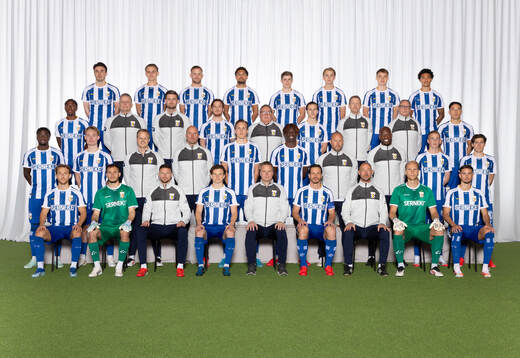  Anders Trondsen, Linus Carlstrand, Jonas Bager, Thomas Santos, Felix Eriksson, Noah Tolf, David Kruse, Sebastian Clemmensen. 3:e ledet från vänster: Abundance Salaou, tekniskt ansvarig Magnus Edlund, analytiker Liam Wohlén, Tobias Heintz, materialförvaltare Rolf Gustavsson, Lucas Kåhed, fysioterapeut Fredrik Larsson, materialförvaltare Håkan Lindahl, Hussein Carneil. 2:a ledet från vänster: Imam Jagne, Max Fenger, fysioterapeut Kaj Leuther, fysioterapeut Calle Persson, Adam Carlén, Rockson Yeboah, målvaktstränare Lee Baxter, fystränare Hakeem Araba, Benjamin Brantlind, Eman Markovic. Sittande från vänster: Arbnor Mucolli, Elis Bishesari, assisterande tränare Marcus Berg, huvudtränare Stefan Billborn, Gustav Svensson, tränare Joachim Björklund, Pontus Dahlberg, Ramon Pascal Lundqvist. Editors note: Bilden är retuscherad.