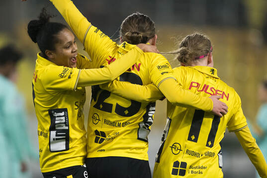 Elfsborgs Vanessa Lopez, Ellen Nilsson och Leann Nyström jublar efter 1-0