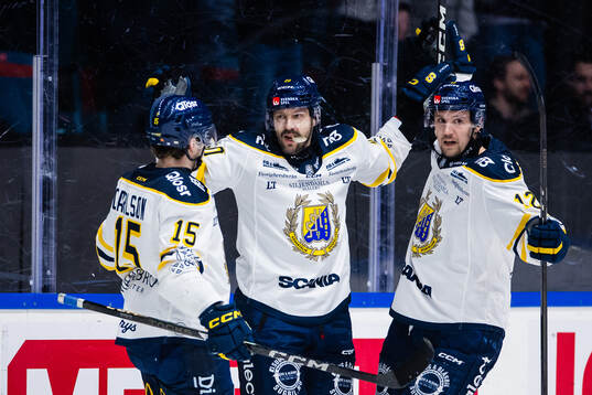 Södertäljes Marcus Eriksson (m) jublar med Albin Carlson