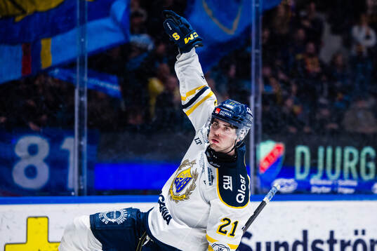 Södertäljes Nolan Stevens jublar i straffläggningen