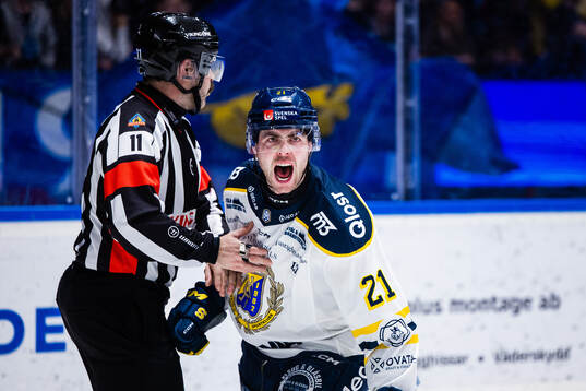 Södertäljes Nolan Stevens jublar i straffläggningen