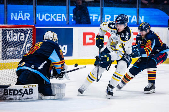 Södertäljes Nolan Stevens med en måchans framför