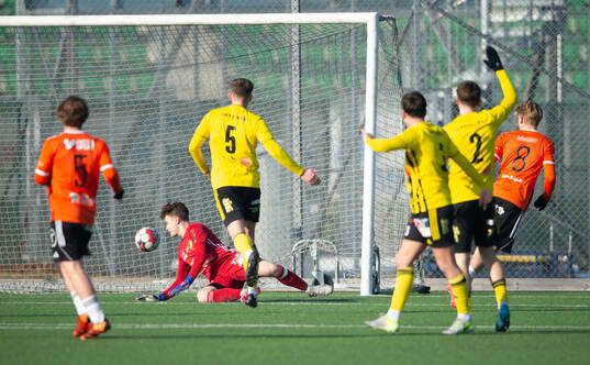 ristianstads Isac Johnsson gör 1-0 bakom Måns Sörensson