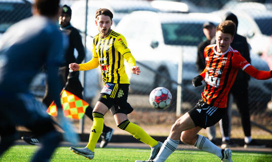  IFK Hässleholms Elliot Pramberg i träningsmatchen mellan Kristianstads FC och IFK Hässleholm i Kristianstad 21 februari 2025.