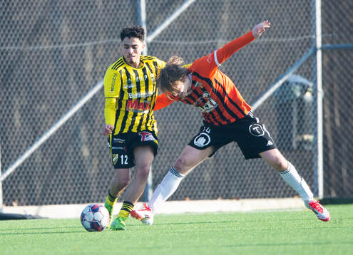 ristianstads Albin Henningsson och IFK Hässleholms Zeidan Sala  i träningsmatchen mellan Kristianstads FC och IFK Hässleholm i Kristianstad 21 februari 2025.