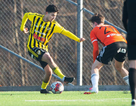 IFK Hässleholms Ali Reza Nazari fintar Kristianstads Filmer Lindberg i träningsmatchen mellan Kristianstads FC och IFK Hässleholm i Kristianstad 21 februari 2025.