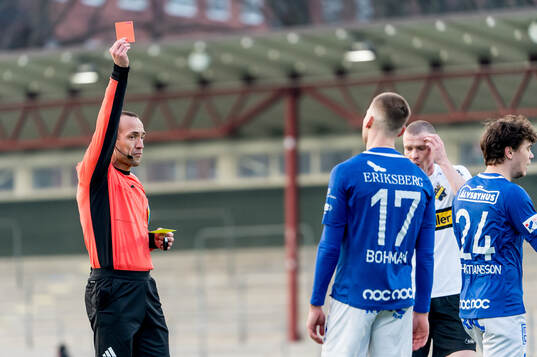 Trelleborgs Filip Bohman får rött kort av domare Kaspar