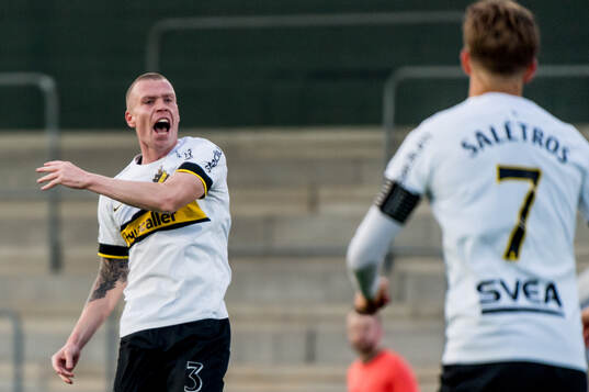 AIKs Thomas Poppler Isherwood jublar efter att han gjort 1-1