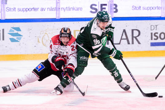 Örebros Hannes Björninen och Färjestads David Tomasek