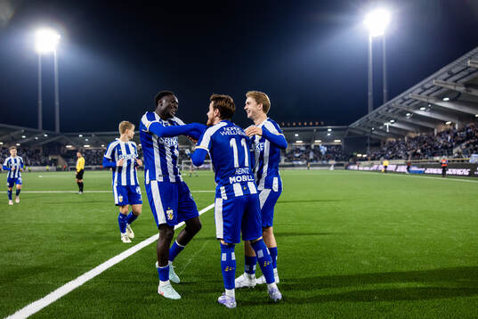 IFK Göteborgs Tobias Heintz (mitten) jublar med Imam Jagne