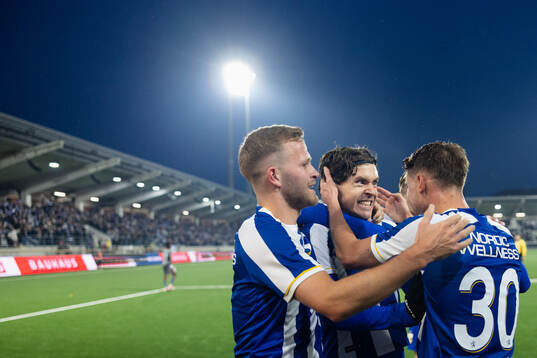 IFK Göteborgs Ramon Pascal Lundqvist jublar ihop med Eman