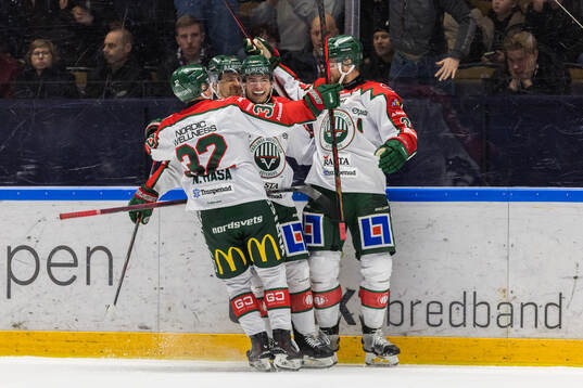 Frölundas Isac Born jublar med lagkamrater