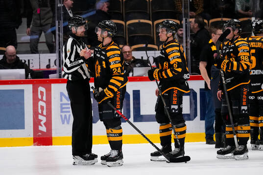 Linjedomare Johannes Käck gör sin sista hockeymatch och