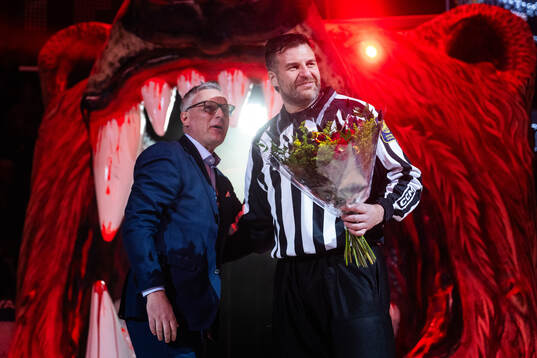 Linjedomare Emil Yletyinen uppmärksammas med blommor