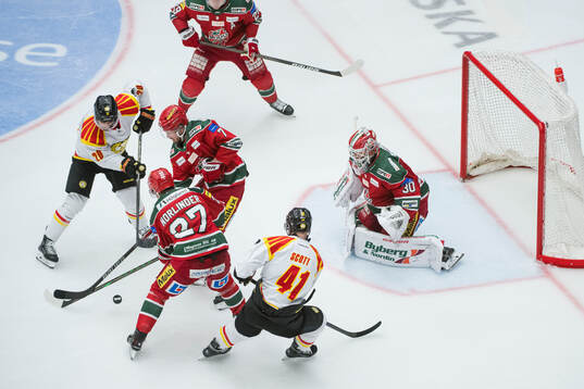 Brynäs Tyler Vesel och Greg Scott och Modos målvakt Lassi