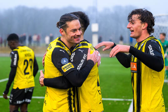Häckens Amor Layouni jublar tillsammans med Srdjan Hrstic och Silas Andersen  efter 1-3