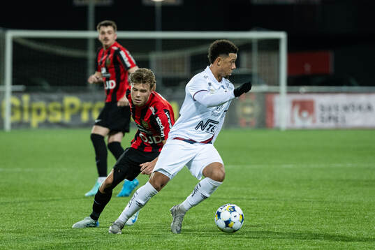 Brommapojkarnas Wilmer Odefalk och Örgrytes Tobias Sana