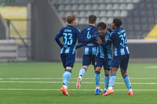 Djurgårdens Matias Siltanen, Keita Kosugi och Isak Alemayehu Mulugeta jublar efter 2-2 målet