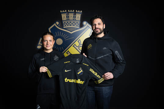 s nyförvärv Klara Ahnberg poserar för porträtt med sportchef Zinar Spindari under en porträttfotografering med AIK den 24 februari 2025 i Stockholm. 
