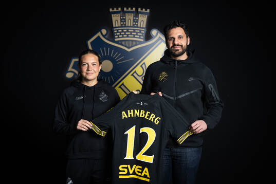 s nyförvärv Klara Ahnberg poserar för porträtt med sportchef Zinar Spindari under en porträttfotografering med AIK den 24 februari 2025 i Stockholm. 