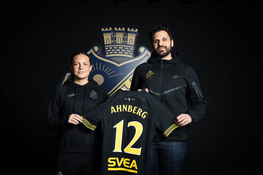 s nyförvärv Klara Ahnberg poserar för porträtt med sportchef Zinar Spindari under en porträttfotografering med AIK den 24 februari 2025 i Stockholm. 