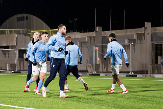 Malmö FFs spelare värmer upp införfotbollsmatchen i