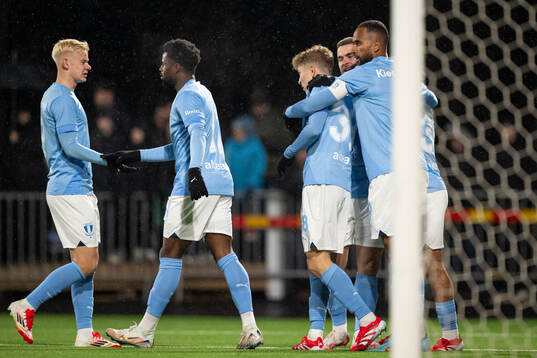 Malmö FFs Gabriel Busanello jublar med lagkamrater