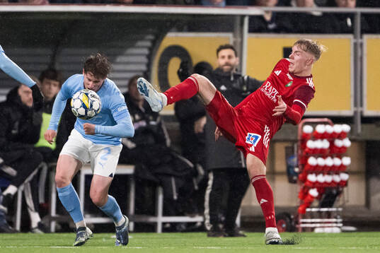 Malmö FFs Johan Karlsson och Skövde AIKs Emil Skillermo
