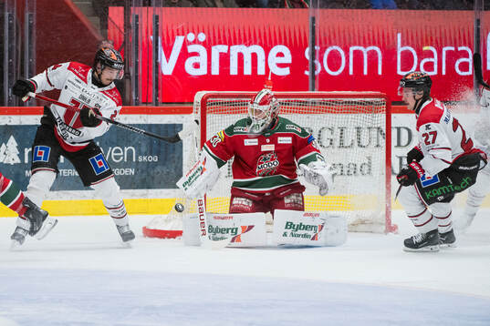 Örebros Hannes Björninen och Modos målvakt Lassi Lehtinen