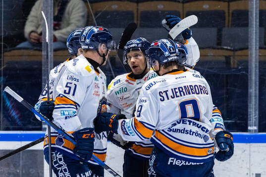Växjös Sebastian Strandberg jublar med lagkamrater