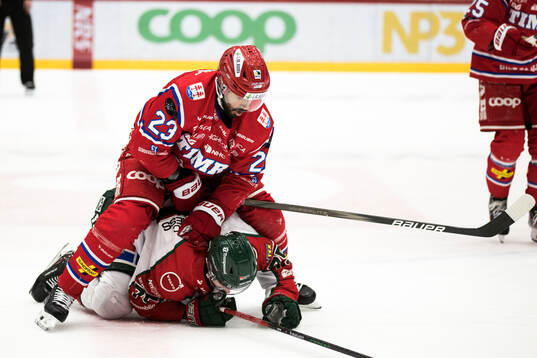 Frölundas David Edstrom och Timrås Jeremy Boyce-Rotevall