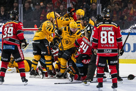 Skellefteås Oskar Nilsson och Luleås Brendan Shinnimin