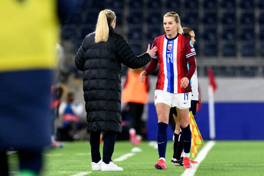 Head coach Gemma Grainger and Ada Hegerberg of Norway