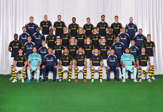  Fystränare Lukas Sinkunas, Thomas Isherwood, Oscar Uddenäs, Alexander Fesshaie, Danilo Al-Saed, Ahmad Faqa, Áron Csongvai, Assisterande tränare Nils Heingård. Bakre mittenledet från vänster: Naprapat Elias Morin, Fystränare Fernando Holmqvist-Amu, Stanley Wilson, Dino Beširović, Jere Uronen, Victor Andersson, Adbihakim Ali, Analytiker Paul Kaminiczny, Materialare Håkan Sjöberg. Mittenledet från vänster: Emmanuel Gono, Medicinsk koordinator Victor Lyberg, Fystränare Elisabet Vang, Johan Hove, Andreas Redkin, Elvis van der Laan, Eskil Edh, Målvaktstränare Kyriakos Stamatopoulos, Players manager John Palmell, Filip Benković. Sittande från vänster: Taha Ayari, Kalle Joelsson, Chefstränare Mikkjal Thomassen, Sotirios Papagiannopoulos, Anton Salétros, Mads Thychosen, Assisterande tränare Morten Kalvenes, Kristoffer Nordfeldt, John Guidetti. Editors note: Bilden är retuscherad.