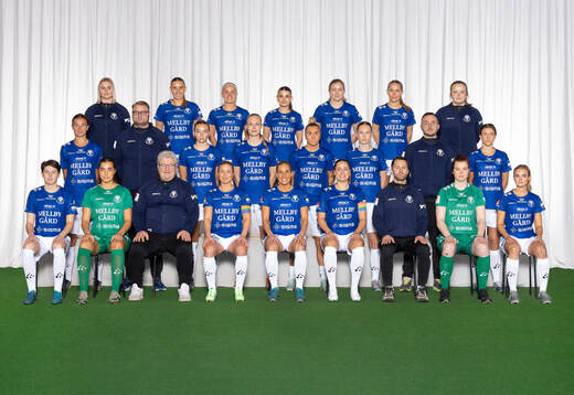  Emma Tufvesson, Ronja Karlsson Törnborg , Lova Sternfeldt, Nikita Stojevska, Olivia Strid, Ida Garmfors, Lovisa Bergvall. Mittenledet från vänster: Thelma Persson Welin, Martin Hammar, Amanda Olsson, Annie Björk, Linnea Prambrandt Alexander Vasilic. Sittande från vänster: Irmeli Jonsson, Emma Steen, Hans Malmgren, Elina Lenir, Hanna Persson, Thea Birgerud, Christoffer Järnesjö, Emma Svensson, Rio Strand. Editors note: Bilden är retuscherad.
