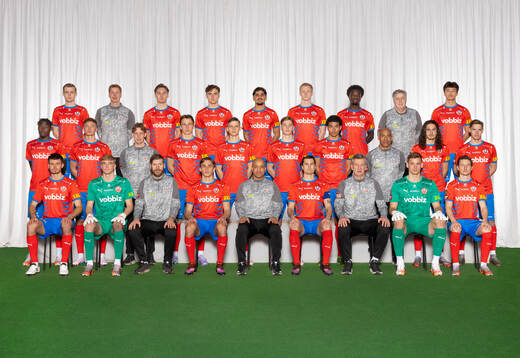  William Westerlund, fysioterapeut Marcus Linnér, Simon Bengtsson, Casper Ljung, Baker Amer, Oscar Aga, Samuel Asoma, materialförvaltare Lino Boriero, Max Bjurström. Mittenledet från vänster: Ebrima Bajo, Marcus Mustac Gudmann, fysioterapeut Johan Ölmedal, Lukas Kjellnäs, Adrian Svanbäck, Benjamin Örn, Milan Silva Rasmussen, massör Solo Hammar, Ervin Gigovic, Taylor Silverholt. Sittande från vänster: Wilhelm Loeper, Emil Rådahl, assisterande tränare Max Lindén, Wilhelm Nilsson, huvudtränare Klebér Saarenpää, Jon Birkfelt, assisterande tränare Sven Andersson, Johan Brattberg, Max Svensson. Editors note: Bilden är retuscherad.