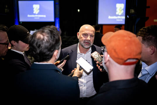 Klubbdirektör Håkan Mild intervjuas