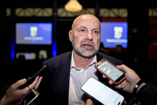Klubbdirektör Håkan Mild intervjuas