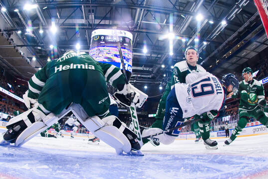 Färjestads Stian Solberg och Linköpings Patrick Russell