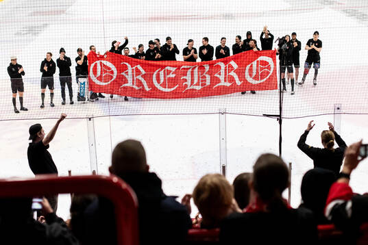 Örebros spelare jublar med supportrarna