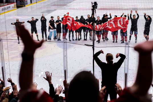 Örebrospelarna firar med fansen